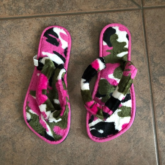 3 pairs house slippers size 7 - Picture 2 of 6